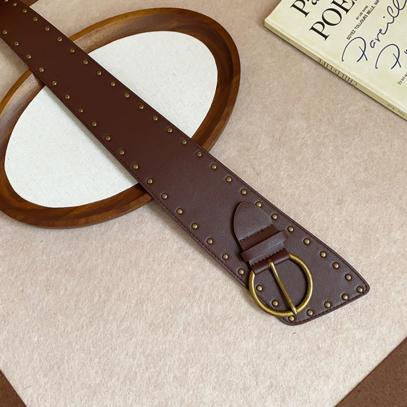 Centură elastică din piele sintetică, design minimalist, lățime peste 4 cm, cataramă din aliaj, realizată manual.