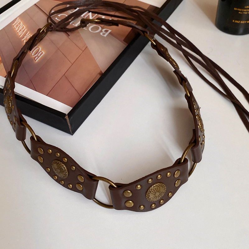 Centură elastică din piele sintetică, design minimalist, lățime peste 4 cm, cataramă din aliaj, realizată manual.