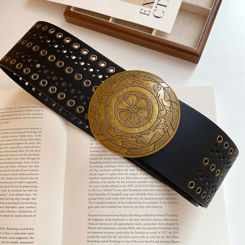 Centură elastică din piele sintetică, design minimalist, lățime peste 4 cm, cataramă din aliaj, realizată manual.