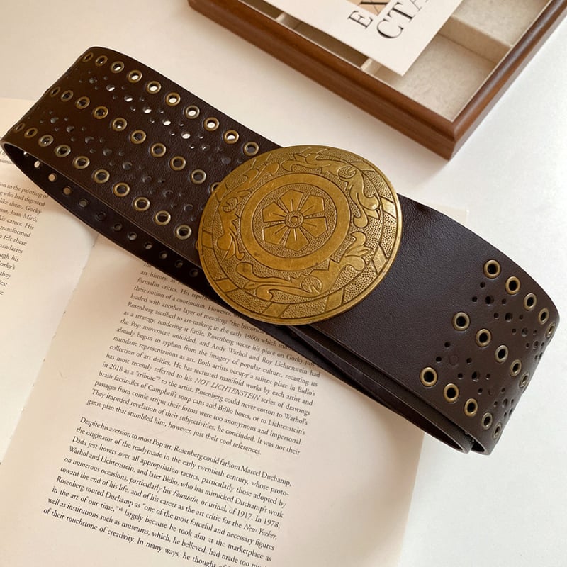 Centură elastică din piele sintetică, design minimalist, lățime peste 4 cm, cataramă din aliaj, realizată manual.