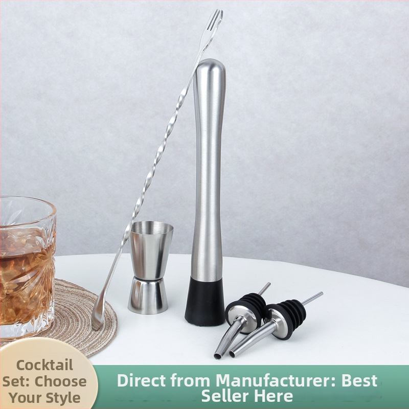 Set barového náčinia z nerezovej ocele s kokteilovými nástrojmi — miešacia lyžica, meracie poháriky, výlevy na víno, slamky, otvárače fliaš; k dispozícii v 2/3/5/8/9-dielnych setoch; uvedený na trh v lete 2024.
