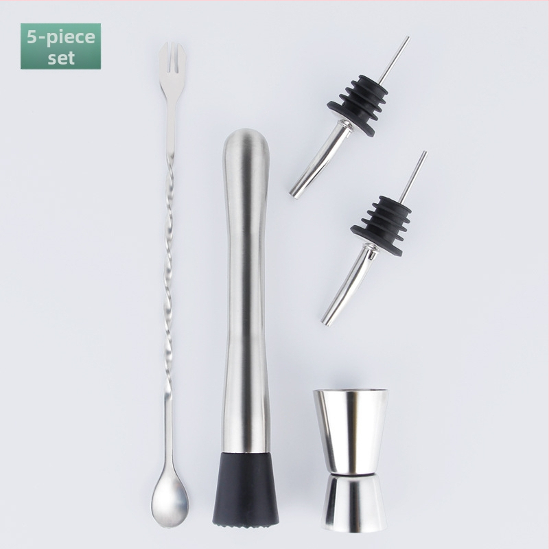 Set barového náčinia z nerezovej ocele s kokteilovými nástrojmi — miešacia lyžica, meracie poháriky, výlevy na víno, slamky, otvárače fliaš; k dispozícii v 2/3/5/8/9-dielnych setoch; uvedený na trh v lete 2024.