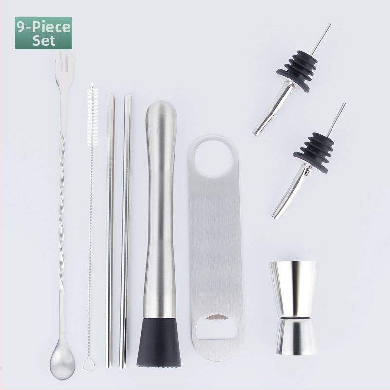 Set barového náčinia z nerezovej ocele s kokteilovými nástrojmi — miešacia lyžica, meracie poháriky, výlevy na víno, slamky, otvárače fliaš; k dispozícii v 2/3/5/8/9-dielnych setoch; uvedený na trh v lete 2024.