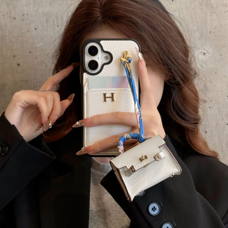 Kućište za iPhone 15 Pro Max s Lychee uzorom i držačem za kartice te zaštitnikom za slušalice — PC + koža, ručna izrada, otporno na padove