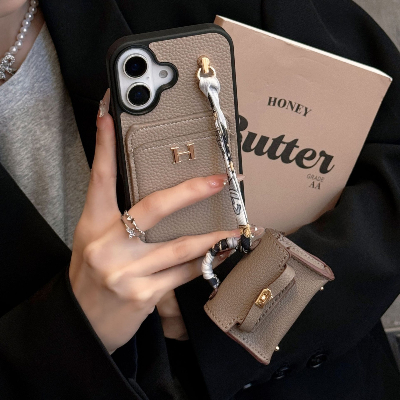 Kućište za iPhone 15 Pro Max s Lychee uzorom i držačem za kartice te zaštitnikom za slušalice — PC + koža, ručna izrada, otporno na padove