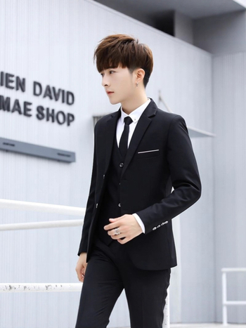 Trodjelni svadbeni kostim za kumove – uski kroj, zatvaranje jednim gumbom, ravni rever, poliester smjesa