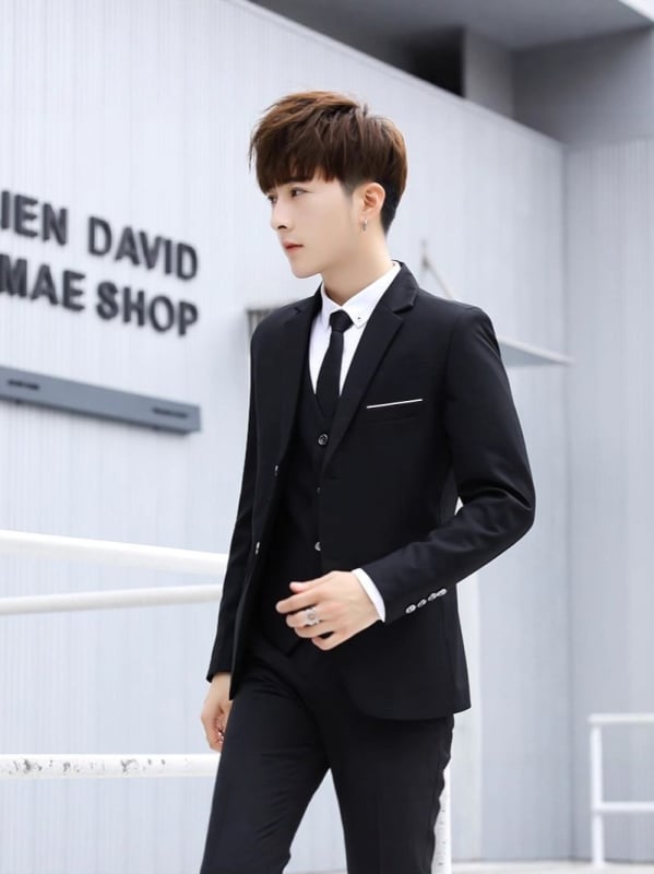 Trodjelni svadbeni kostim za kumove – uski kroj, zatvaranje jednim gumbom, ravni rever, poliester smjesa