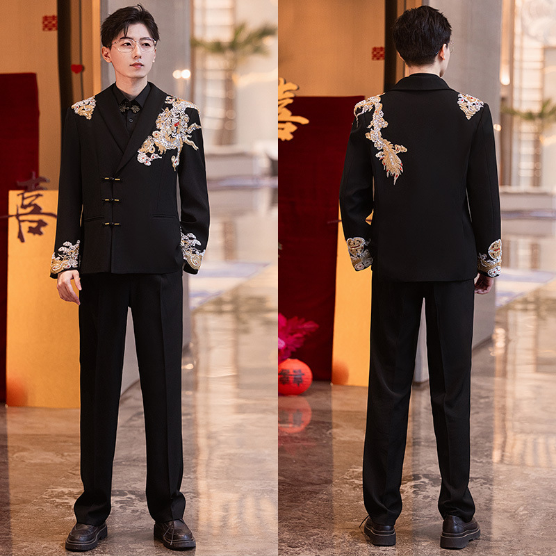 Mladoženin kostim u kineskom stilu sa stojećim ovratnikom, uski kroj, četiri sezone, tri gumba na prednjem dijelu