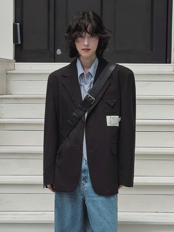 Férfiaknak laza zakó, sima gallér, előn kétgombos zárás, poliészter-viszkóz keverék 80/20, középső hátsó hasítás