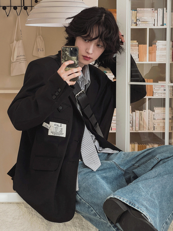 Férfiaknak laza zakó, sima gallér, előn kétgombos zárás, poliészter-viszkóz keverék 80/20, középső hátsó hasítás