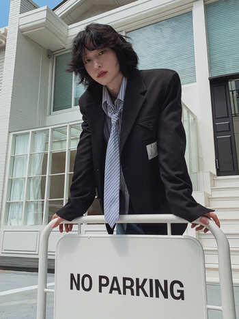 Férfiaknak laza zakó, sima gallér, előn kétgombos zárás, poliészter-viszkóz keverék 80/20, középső hátsó hasítás