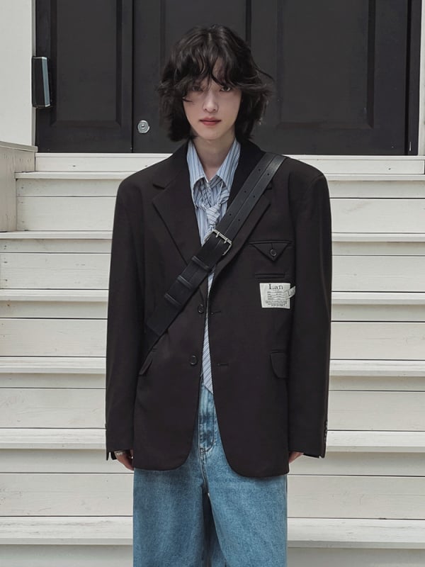 Férfiaknak laza zakó, sima gallér, előn kétgombos zárás, poliészter-viszkóz keverék 80/20, középső hátsó hasítás