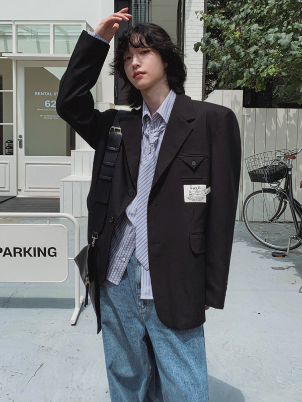 Férfiaknak laza zakó, sima gallér, előn kétgombos zárás, poliészter-viszkóz keverék 80/20, középső hátsó hasítás