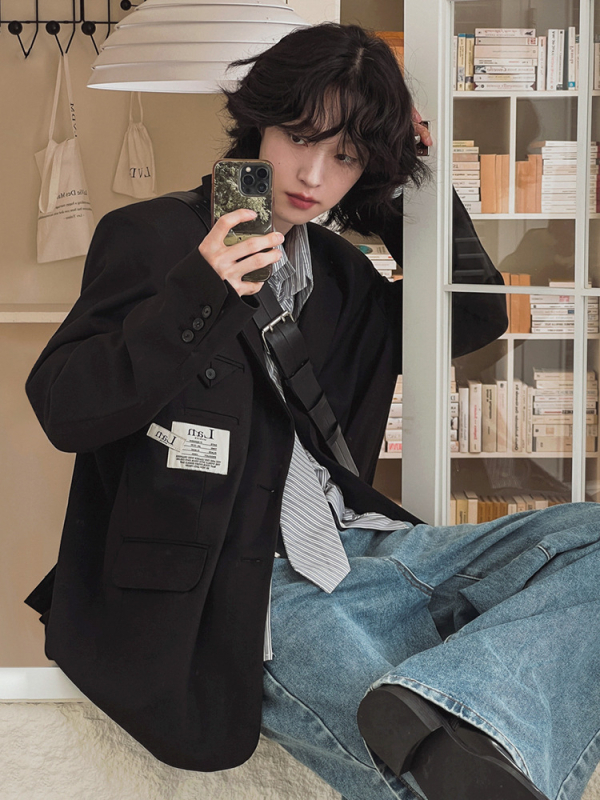 Férfiaknak laza zakó, sima gallér, előn kétgombos zárás, poliészter-viszkóz keverék 80/20, középső hátsó hasítás