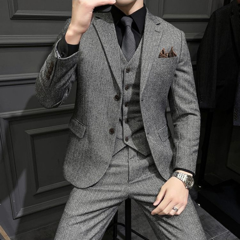 Férfi gyapjú öltöny brit herringbone mintával, mind az évszakokra, egysoros, kétgombos, sík gallér