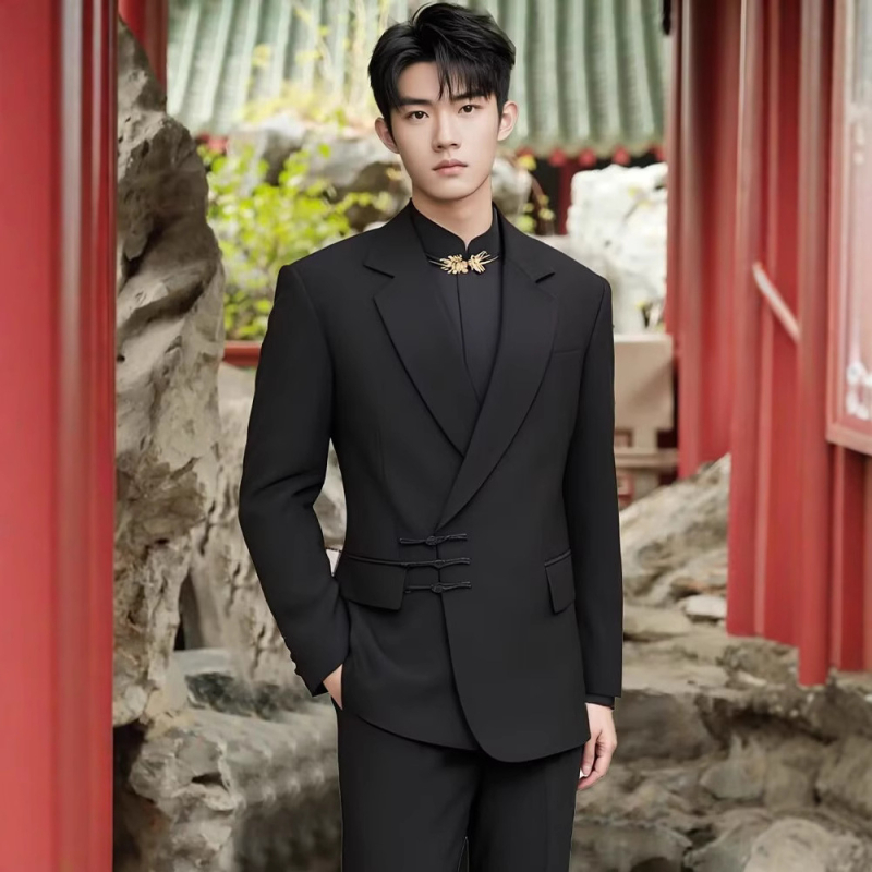 Формален мъжки костюм – Slim fit, яка костюм, три реда по три копчета, основна материя: полиестер, подплата: полиестер