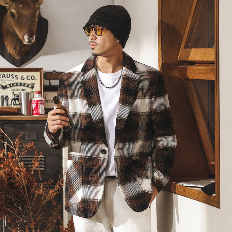 Ανδρικό σακάκι κοστουμιού σε αμερικανικό ρετρό στυλ με καρό ύφανση, μονόμπροστο, επίπεδο πέτο, χαλαρή γραμμή, πολλαπλές τσέπες, φθινόπωρο 2025