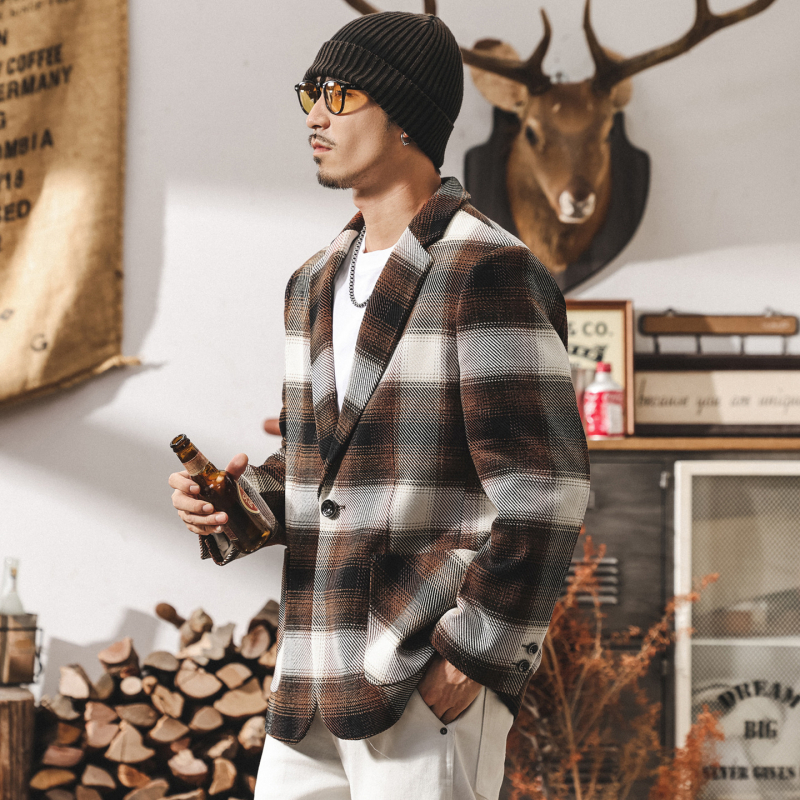 Ανδρικό σακάκι κοστουμιού σε αμερικανικό ρετρό στυλ με καρό ύφανση, μονόμπροστο, επίπεδο πέτο, χαλαρή γραμμή, πολλαπλές τσέπες, φθινόπωρο 2025