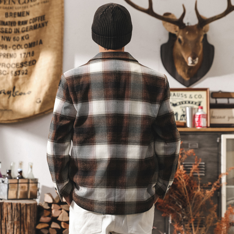 Ανδρικό σακάκι κοστουμιού σε αμερικανικό ρετρό στυλ με καρό ύφανση, μονόμπροστο, επίπεδο πέτο, χαλαρή γραμμή, πολλαπλές τσέπες, φθινόπωρο 2025