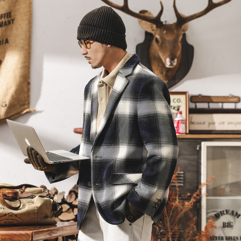 Ανδρικό σακάκι κοστουμιού σε αμερικανικό ρετρό στυλ με καρό ύφανση, μονόμπροστο, επίπεδο πέτο, χαλαρή γραμμή, πολλαπλές τσέπες, φθινόπωρο 2025