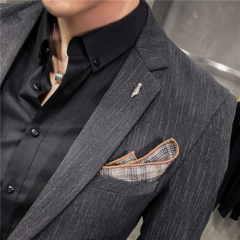 Muško slim-fit dvodijelno odijelo, jednopojasno zatvaranje na jedan gumb, ravni rever, središnji stražnji otvor, pogodno za vjenčanja