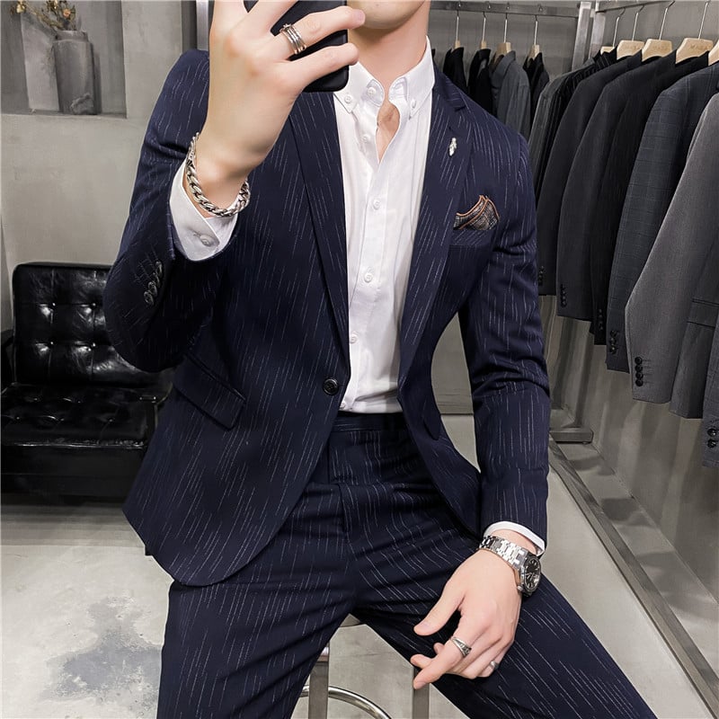 Muško slim-fit dvodijelno odijelo, jednopojasno zatvaranje na jedan gumb, ravni rever, središnji stražnji otvor, pogodno za vjenčanja