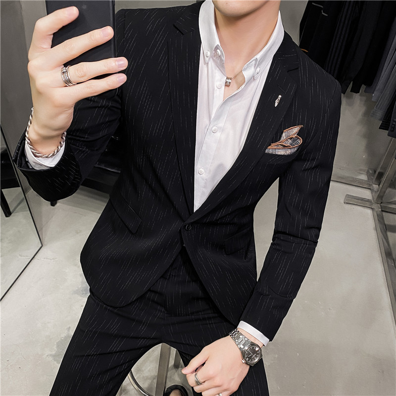 Muško slim-fit dvodijelno odijelo, jednopojasno zatvaranje na jedan gumb, ravni rever, središnji stražnji otvor, pogodno za vjenčanja