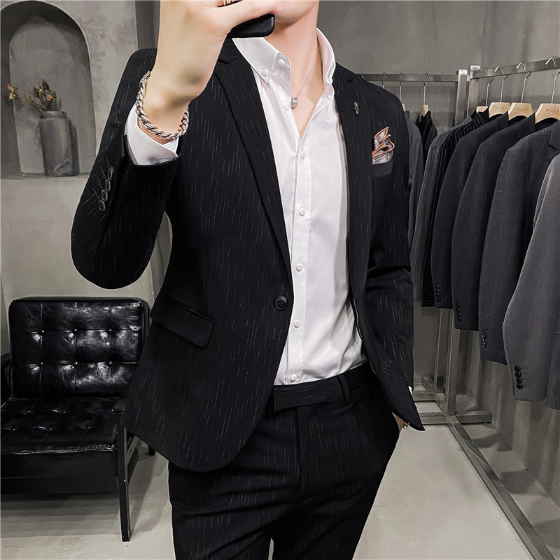 Muško slim-fit dvodijelno odijelo, jednopojasno zatvaranje na jedan gumb, ravni rever, središnji stražnji otvor, pogodno za vjenčanja