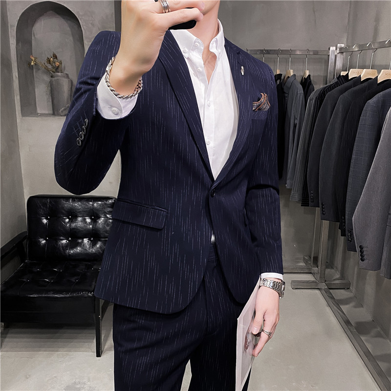 Muško slim-fit dvodijelno odijelo, jednopojasno zatvaranje na jedan gumb, ravni rever, središnji stražnji otvor, pogodno za vjenčanja