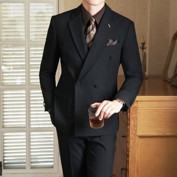 Muško jesenje odijelo, slim fit, poslovno-elegantno - Tkanina: mješavina kemijskih vlakana; Glavni materijal: poliester 75,9%; Ovratnik: ploski rever; Zatvaranje: dvostruki red s jednim gumbom; Stražnji srednji prorez