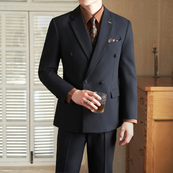 Muško jesenje odijelo, slim fit, poslovno-elegantno - Tkanina: mješavina kemijskih vlakana; Glavni materijal: poliester 75,9%; Ovratnik: ploski rever; Zatvaranje: dvostruki red s jednim gumbom; Stražnji srednji prorez