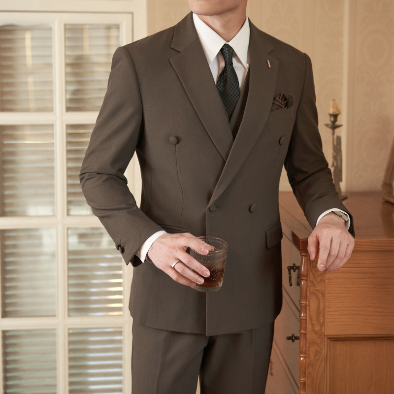 Muško jesenje odijelo, slim fit, poslovno-elegantno - Tkanina: mješavina kemijskih vlakana; Glavni materijal: poliester 75,9%; Ovratnik: ploski rever; Zatvaranje: dvostruki red s jednim gumbom; Stražnji srednji prorez