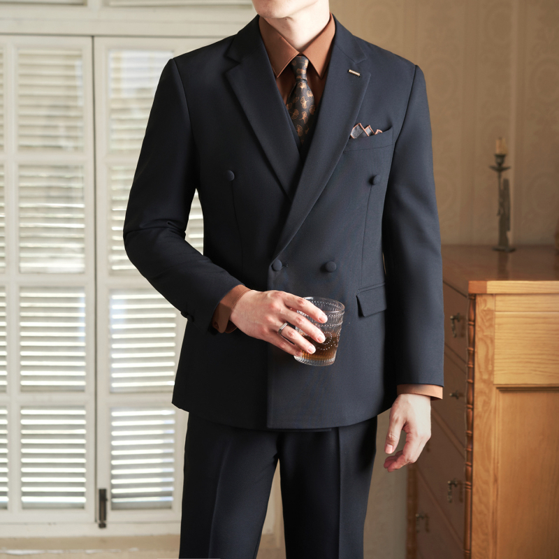 Muško jesenje odijelo, slim fit, poslovno-elegantno - Tkanina: mješavina kemijskih vlakana; Glavni materijal: poliester 75,9%; Ovratnik: ploski rever; Zatvaranje: dvostruki red s jednim gumbom; Stražnji srednji prorez