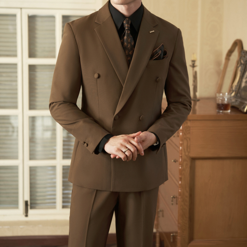 Muško jesenje odijelo, slim fit, poslovno-elegantno - Tkanina: mješavina kemijskih vlakana; Glavni materijal: poliester 75,9%; Ovratnik: ploski rever; Zatvaranje: dvostruki red s jednim gumbom; Stražnji srednji prorez