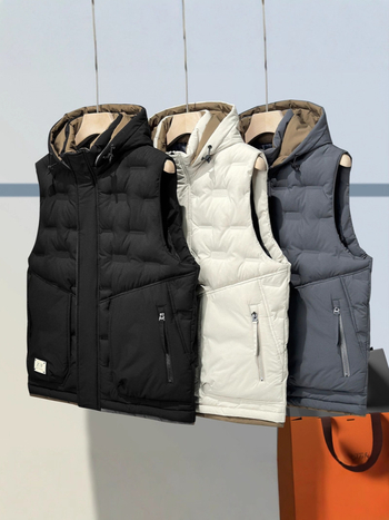 Muška debela vest s odvojivom kapuljom, prednji zatvarač, slobodan kroj, vanjski materijal 100% poliester, podstava poliester, zimska izolacija