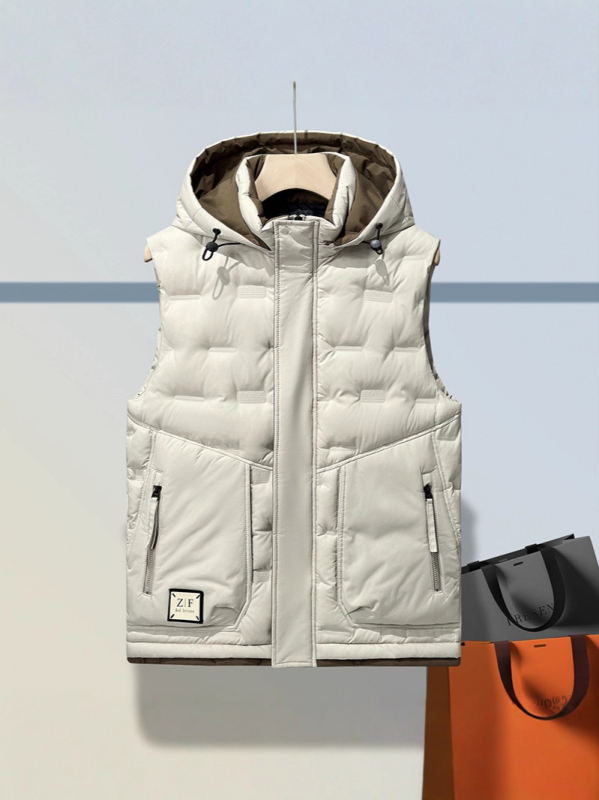 Muška debela vest s odvojivom kapuljom, prednji zatvarač, slobodan kroj, vanjski materijal 100% poliester, podstava poliester, zimska izolacija