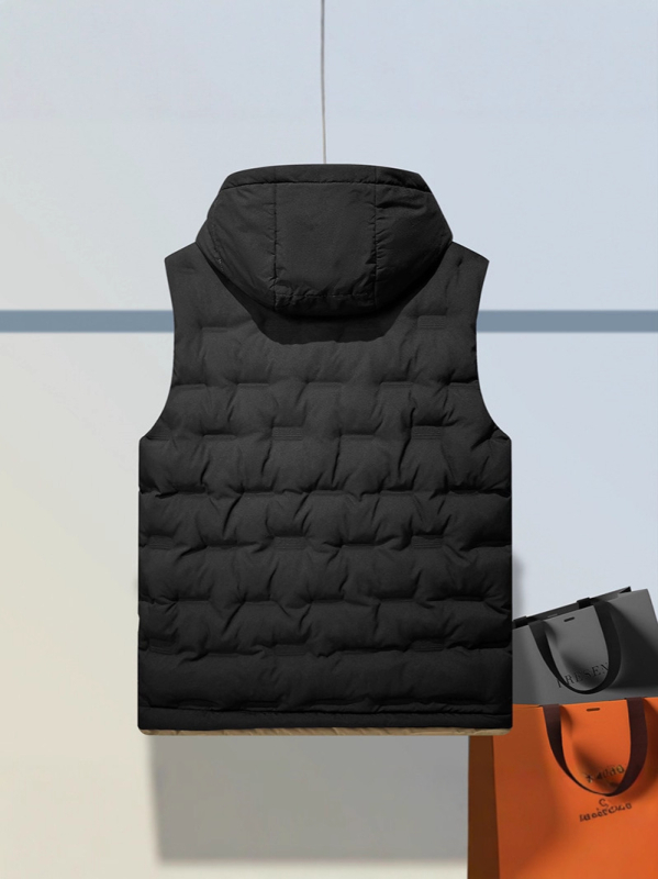 Muška debela vest s odvojivom kapuljom, prednji zatvarač, slobodan kroj, vanjski materijal 100% poliester, podstava poliester, zimska izolacija