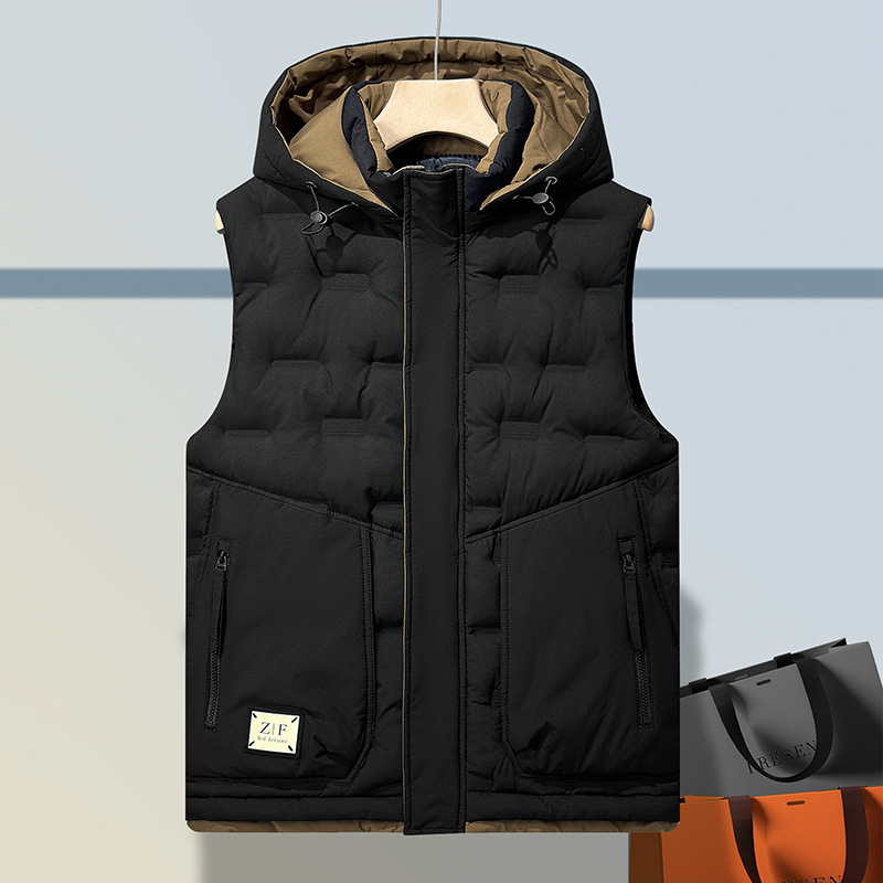 Muška debela vest s odvojivom kapuljom, prednji zatvarač, slobodan kroj, vanjski materijal 100% poliester, podstava poliester, zimska izolacija