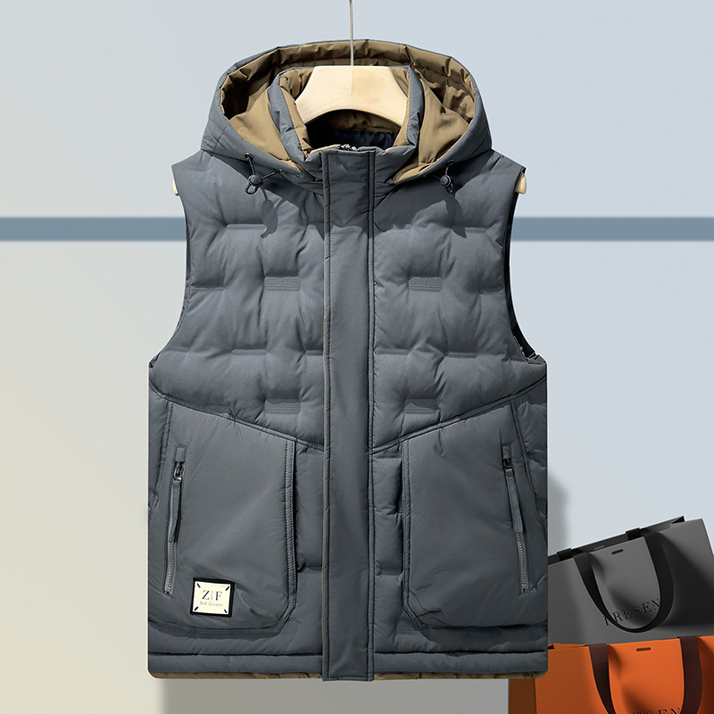 Muška debela vest s odvojivom kapuljom, prednji zatvarač, slobodan kroj, vanjski materijal 100% poliester, podstava poliester, zimska izolacija