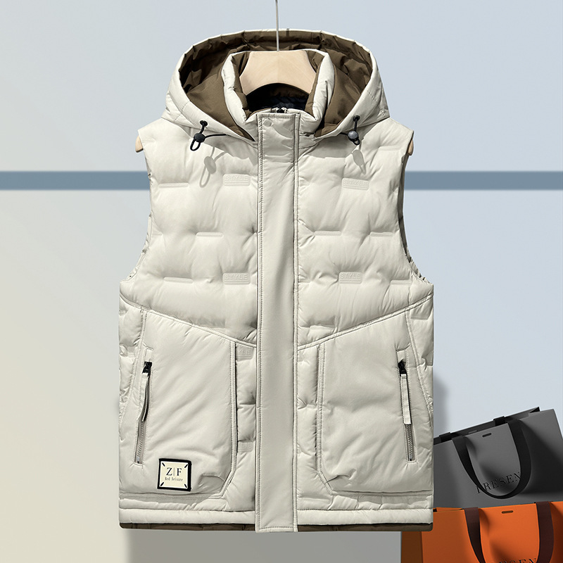 Muška debela vest s odvojivom kapuljom, prednji zatvarač, slobodan kroj, vanjski materijal 100% poliester, podstava poliester, zimska izolacija