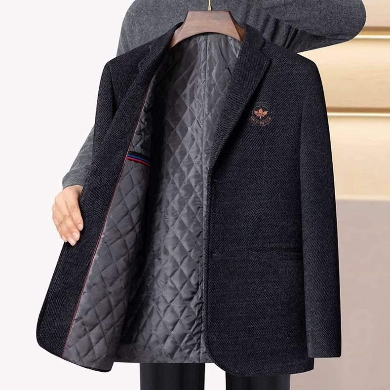 Muško vuneno sako – uski kroj, stojeći ovratnik, dvopopkopčano kopčanje s dva gumba, debeli punjenje, etnički stil s džepnim detaljima