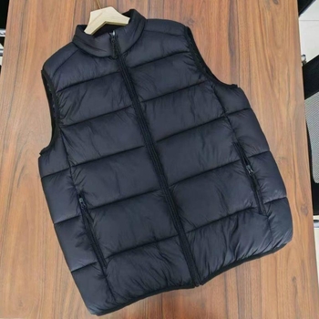 Gilet bez rukava s kapuljom, prešiven, punjen perjem i pamukom, zatvarač, uski kroj