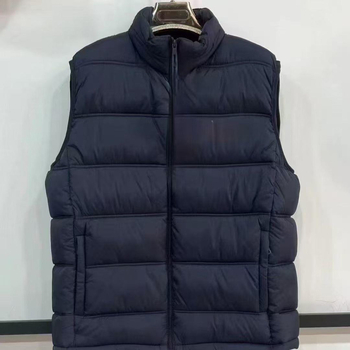 Gilet bez rukava s kapuljom, prešiven, punjen perjem i pamukom, zatvarač, uski kroj