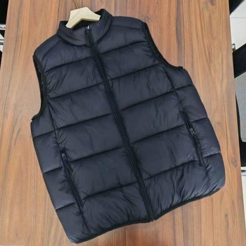 Gilet bez rukava s kapuljom, prešiven, punjen perjem i pamukom, zatvarač, uski kroj