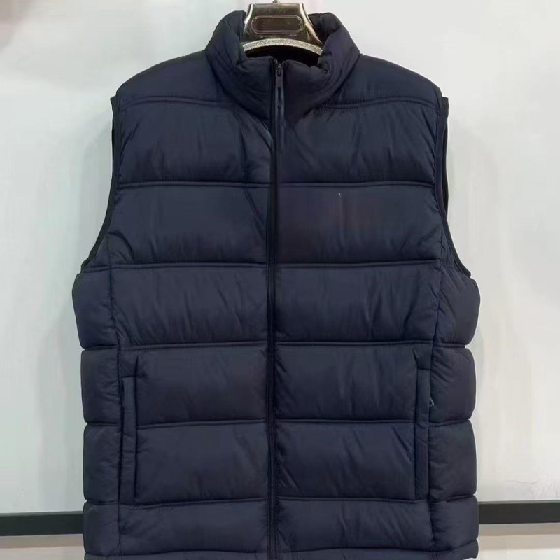 Gilet bez rukava s kapuljom, prešiven, punjen perjem i pamukom, zatvarač, uski kroj