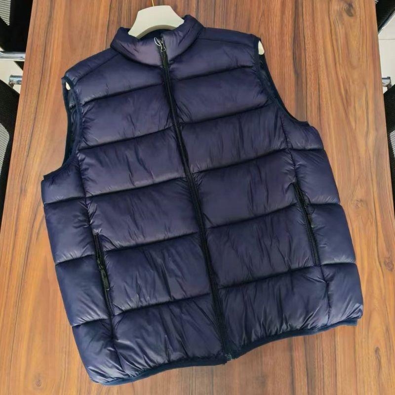 Gilet bez rukava s kapuljom, prešiven, punjen perjem i pamukom, zatvarač, uski kroj