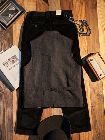 Muška vesta za kostim, retro stil, slim fit, jednostrano zatvaranje, ovratnik u stilu sakoa, tkanina mješavina poliestera (70% poliester), podstava poliester, džepovi s trodimenzionalnim zakrpama, zaobljen donji rub