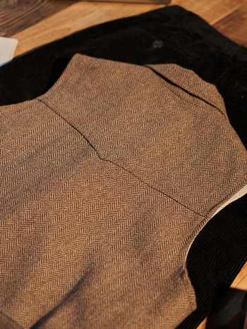 Muška vesta za kostim, retro stil, slim fit, jednostrano zatvaranje, ovratnik u stilu sakoa, tkanina mješavina poliestera (70% poliester), podstava poliester, džepovi s trodimenzionalnim zakrpama, zaobljen donji rub