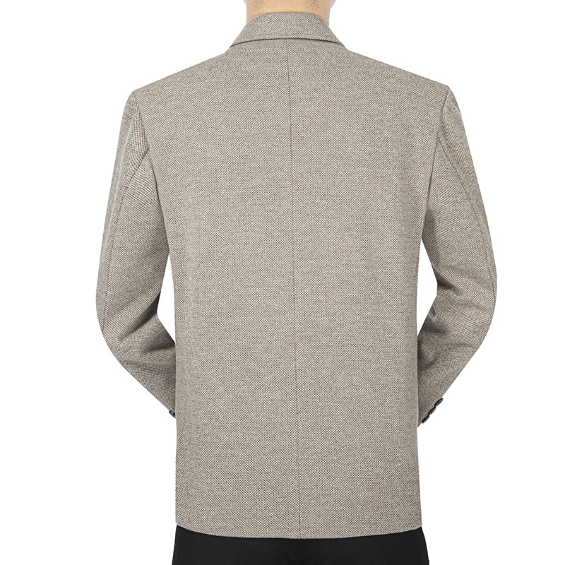 Pánske sako, štíhly strih, dýchajúca zmes bavlny a polyesteru (90% polyester), golier saka, zapínanie na dva gombíky v jednej rade, podšívka polyester