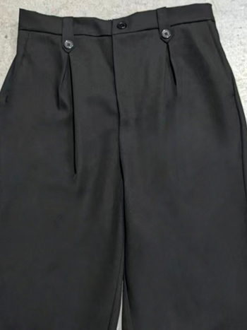 Hlače, slim-fit, uski kroj, poliester vlakno, blaga rastezljivost, pogodne za proljeće i jesen.